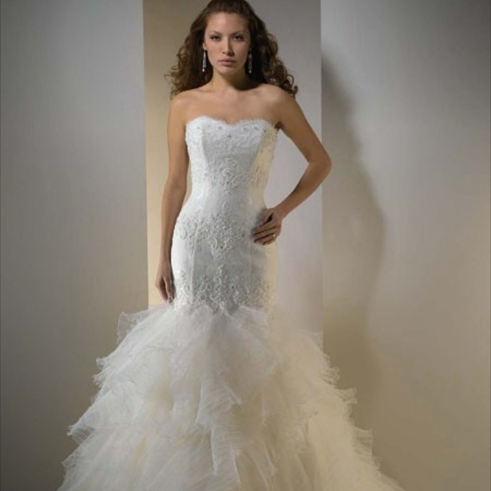Wedding dress 👰🏻, formal, ruffle, rhinestone, and lace.